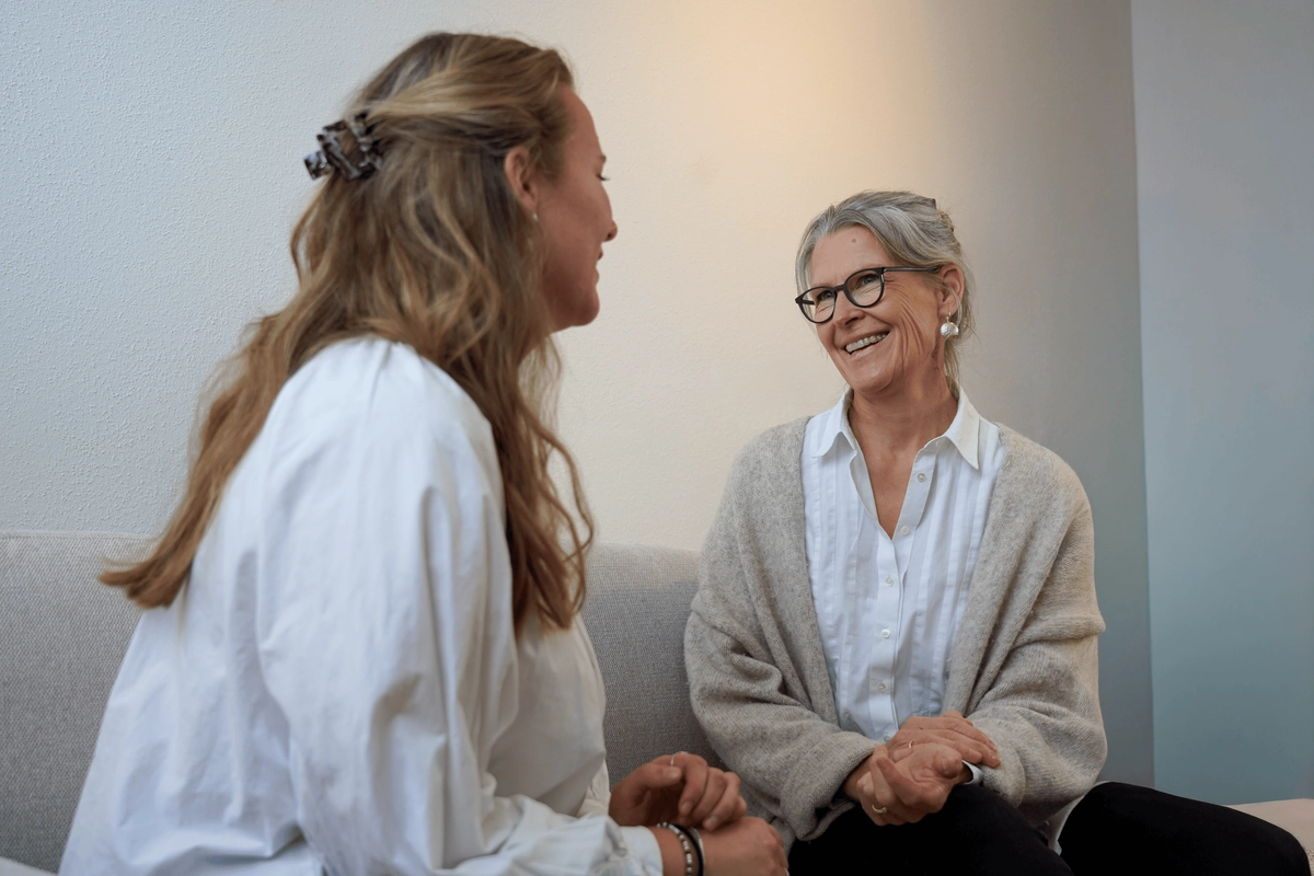 Angelika von Esebeck im einfühlsamen Beratungsgespräch mit einer Klientin in ihrer Praxis in Weßling