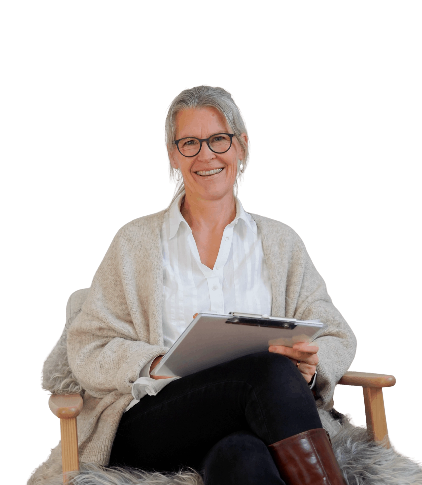 Angelika von Esebeck, Heilpraktikerin für Psychotherapie in Weßling, sitzt entspannt und lächelt in ihrer Praxis.