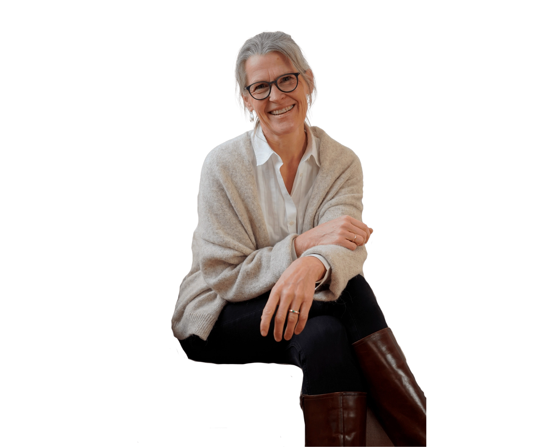 Angelika von Esebeck, psychologische Beraterin in Weßling, sitzt entspannt und lächelt in ihrer Praxis.